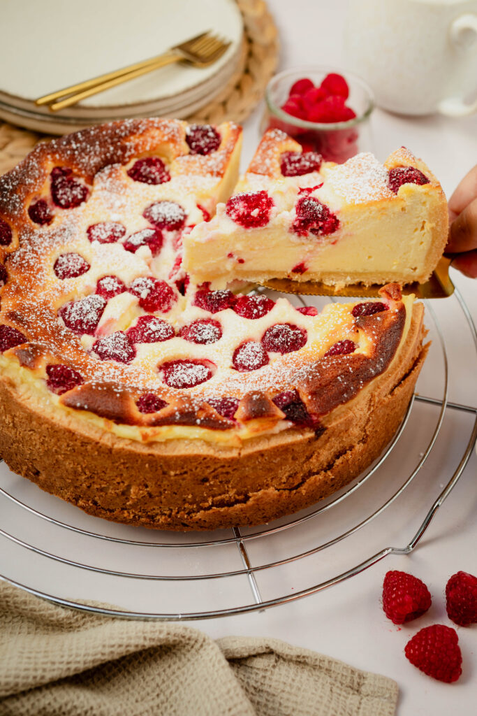 Käsekuchen mit Himbeeren angenschnitten