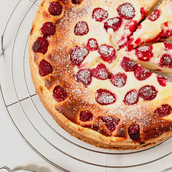 Käsekuchen mit Himbeeren auf Kuchengitter