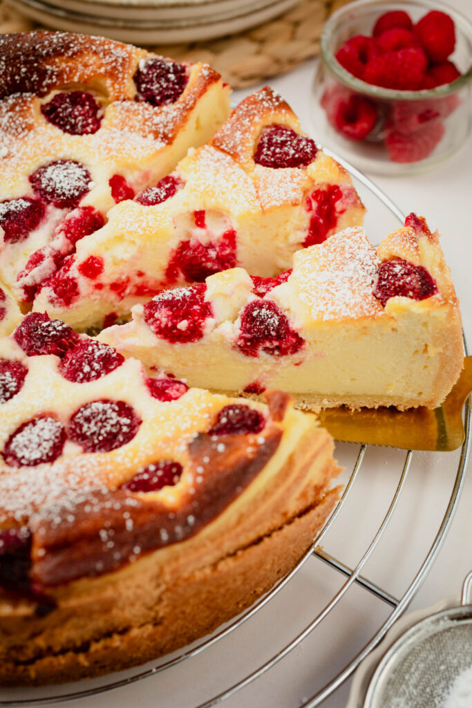 Käsekuchen mit Himbeeren nah