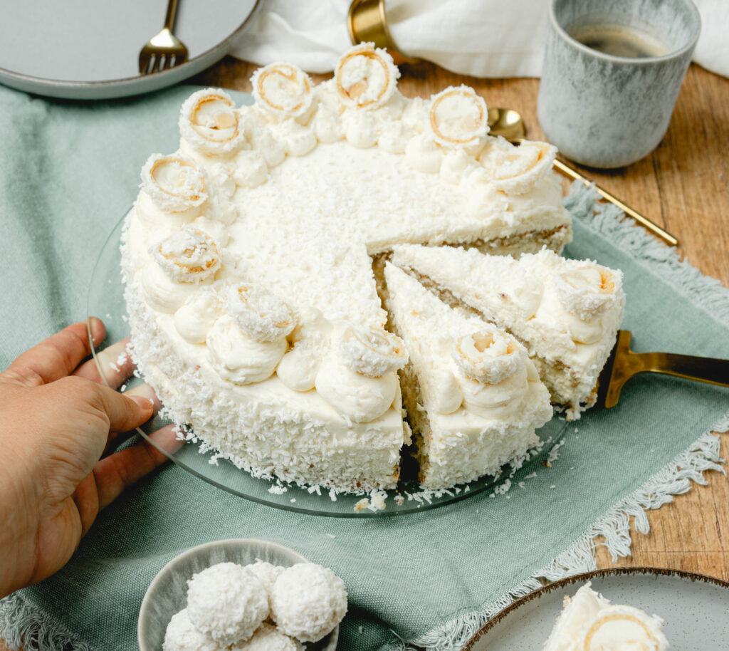 Raffaello Torte angeschnitten