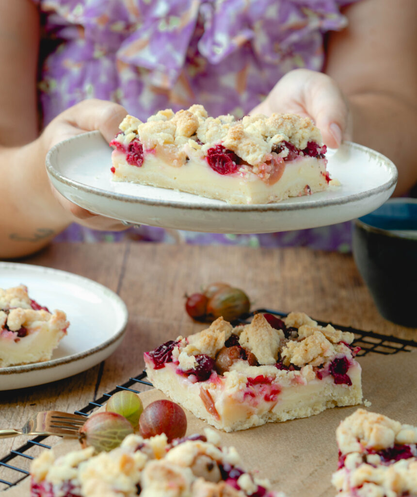 Stachelbeerkuchen mit Pudding auf Teller