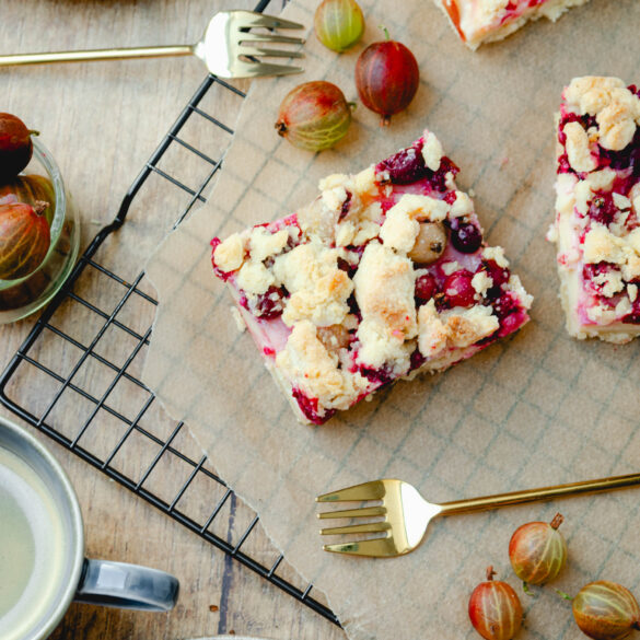 Stachelbeerkuchen mit Pudding von oben