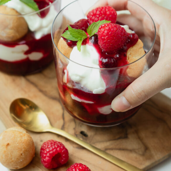 Windbeutel-Dessert im Glas mit Himbeeren