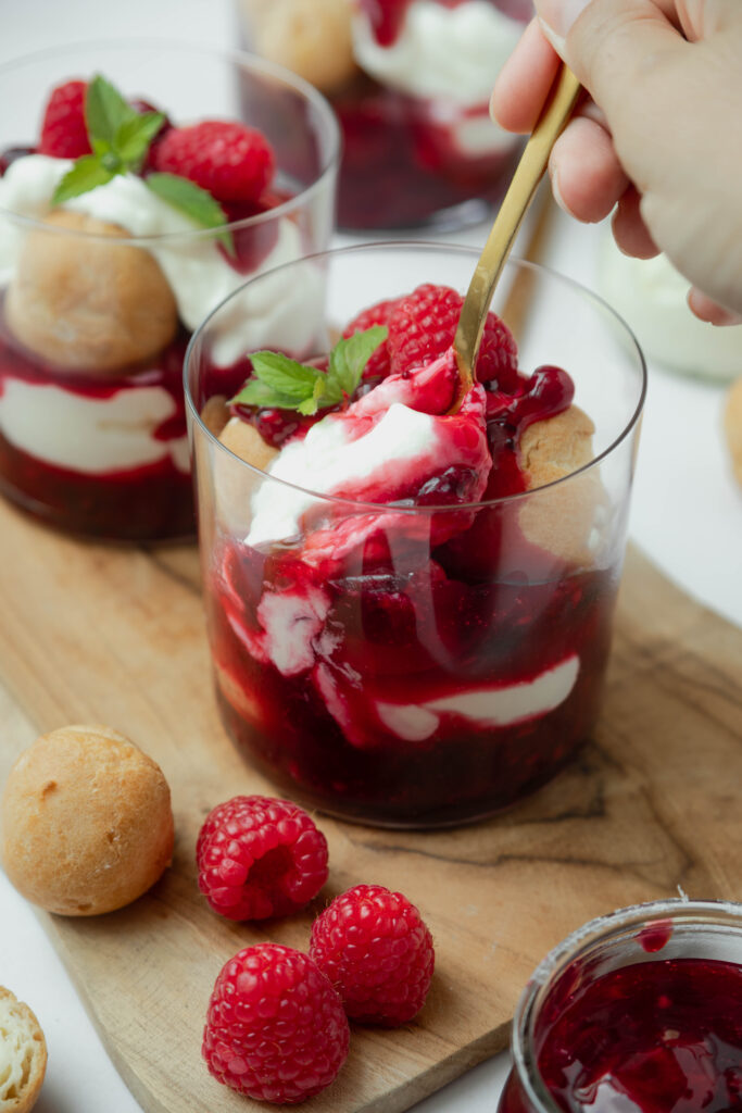 Windbeutel-Dessert im Glas mit Löffel