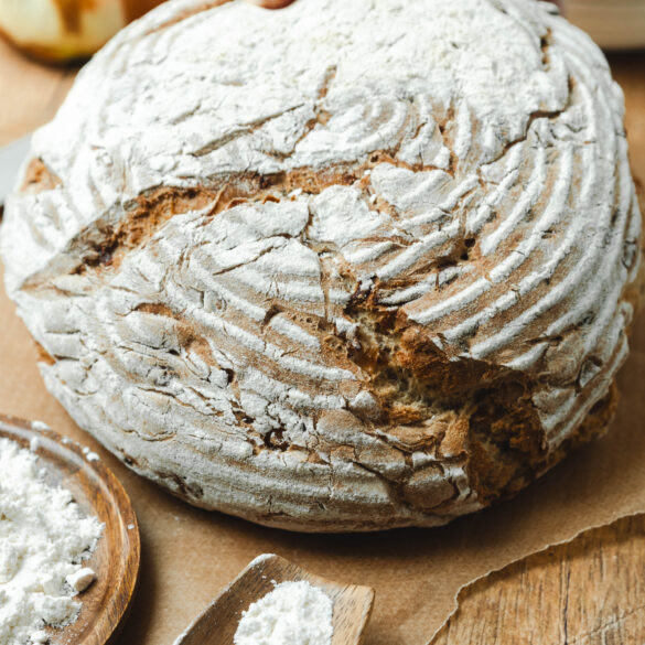 Zwiebelbrot Rezept mit Hefe in der Hand