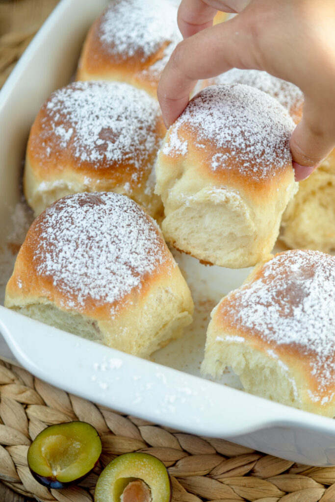 Buchteln mit Zwetschgen und Puderzucker