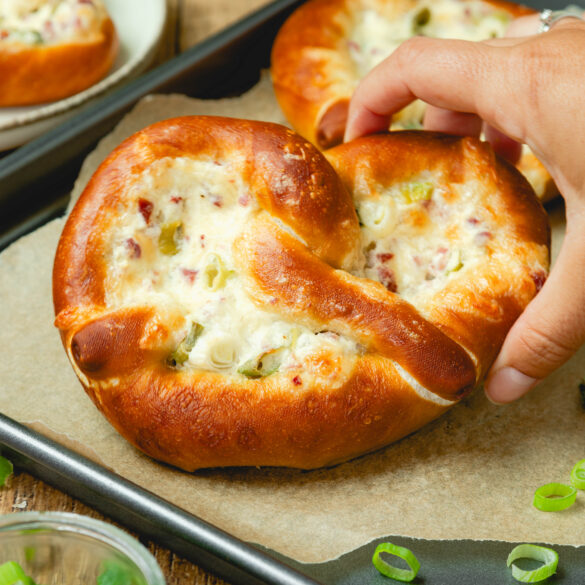 Flammkuchen Brezeln mit Hand