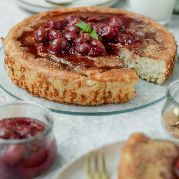 Milchreiskuchen mit Kirschen