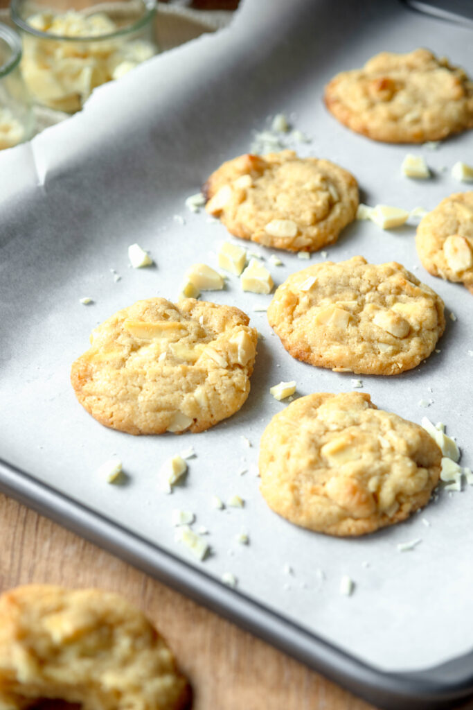 White Chocolate Macadamia Cookies auf Backblech