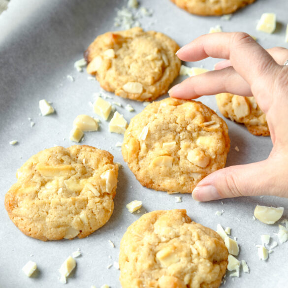 White Chocolate Macadamia Cookies mit Hand