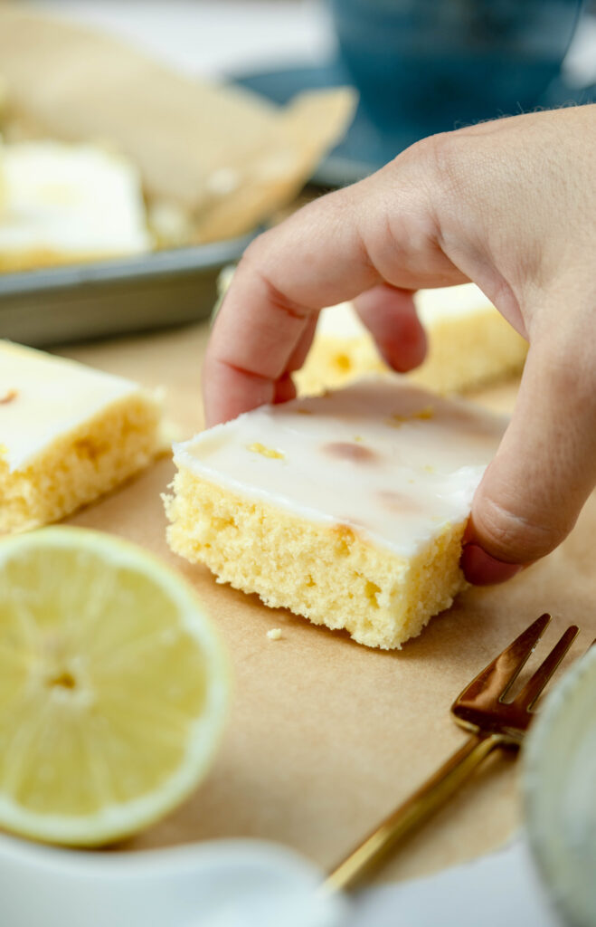 Zitronen Brownies mit Hand