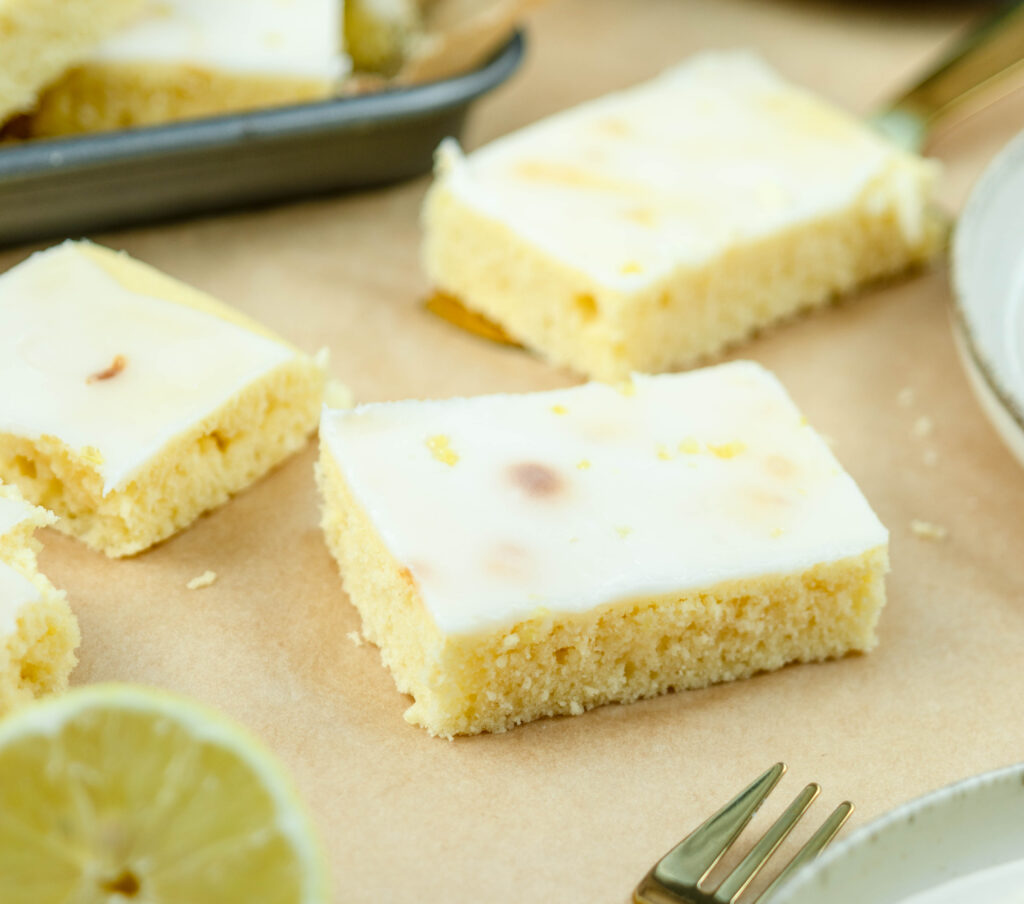 Zitronen Brownies mit Zuckerguss