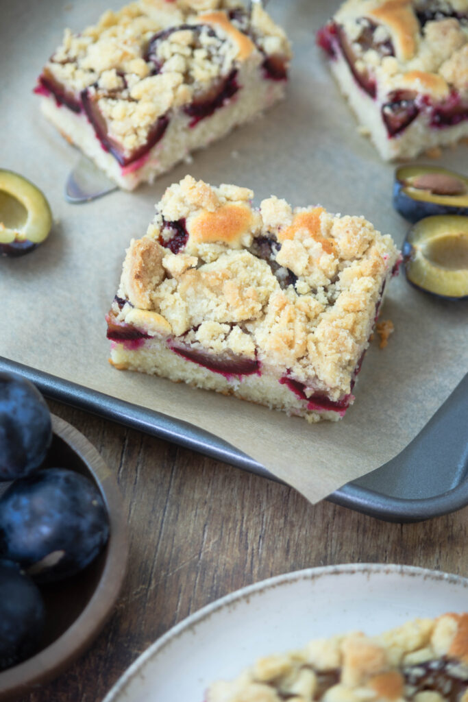 Zwetschgenkuchen vom Blech aus Rührteig mit Streuseln