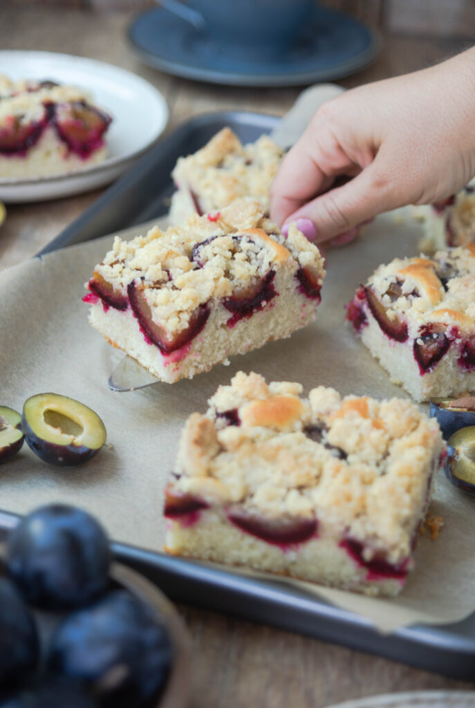 Zwetschgenkuchen vom Blech aus Rührteig mit Tortenheber