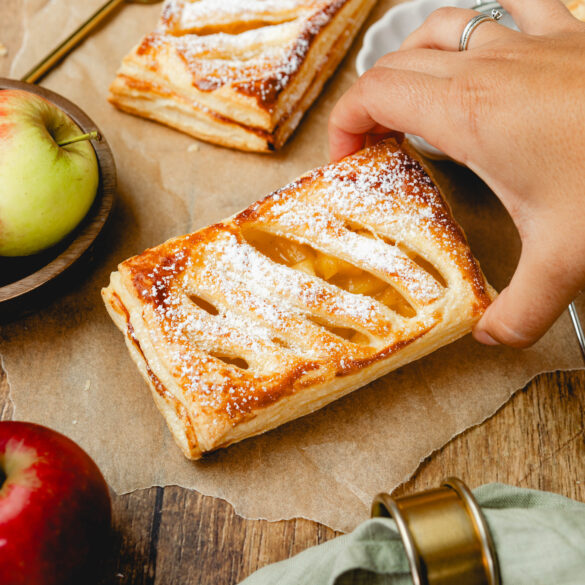 Apfeltaschen mit Blätterteig und Puderzucker