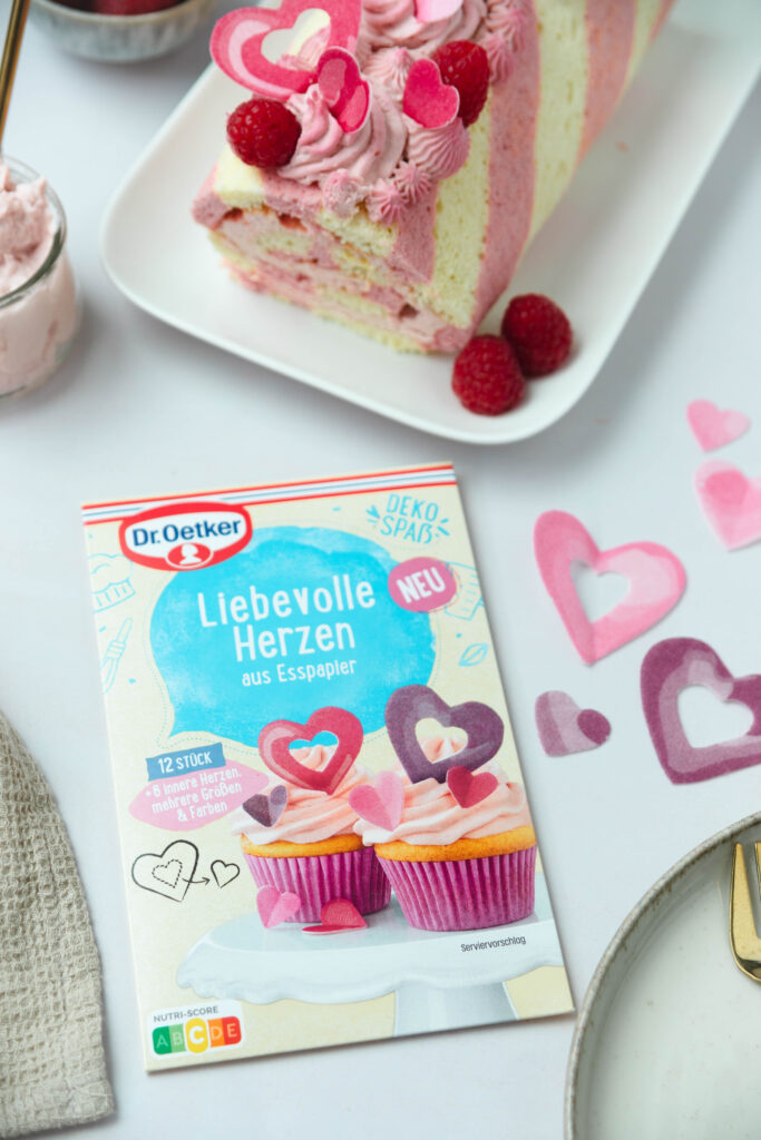 Biskuitrolle mit Himbeeren und Verpackung