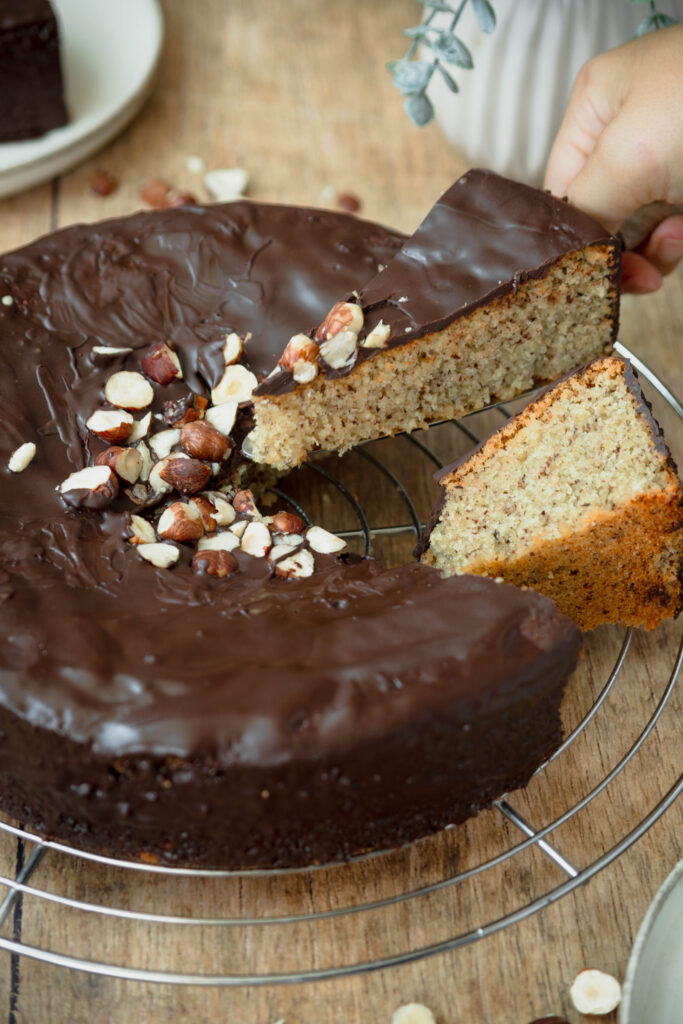 Nusskuchen ohne Mehl angeschnitten