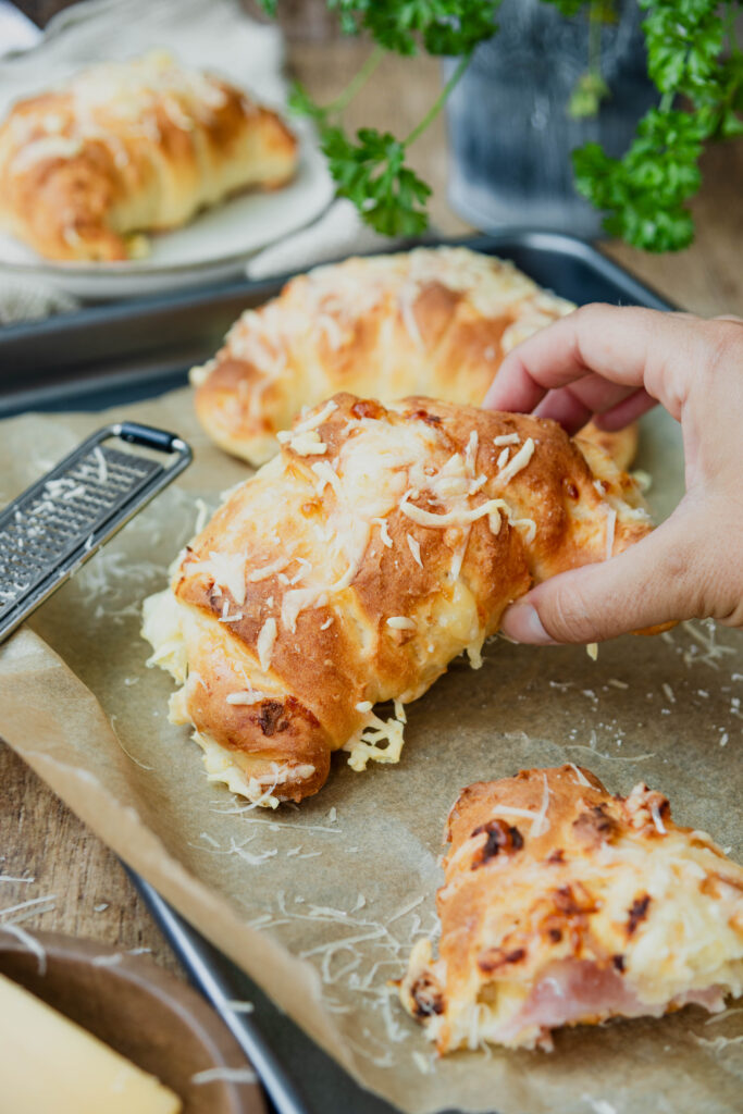 Schinken Käse Hörnchen mit Hand