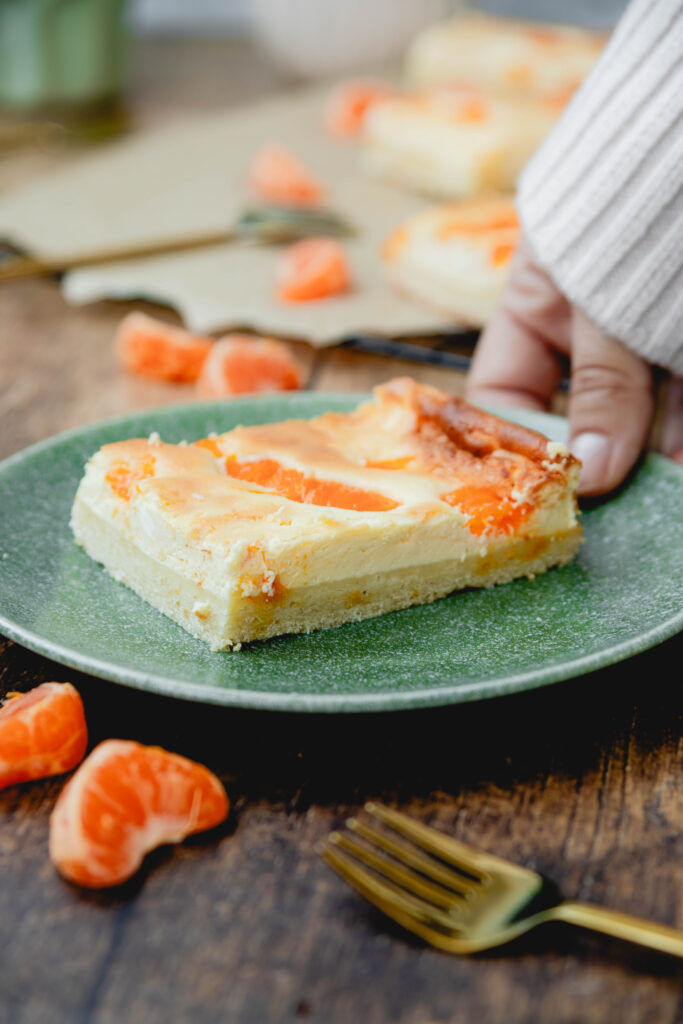 Käsekuchen mit Mandarinen vom Blech auf Teller