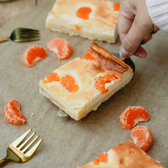 Käsekuchen mit Mandarinen vom Blech auf Tortenheber