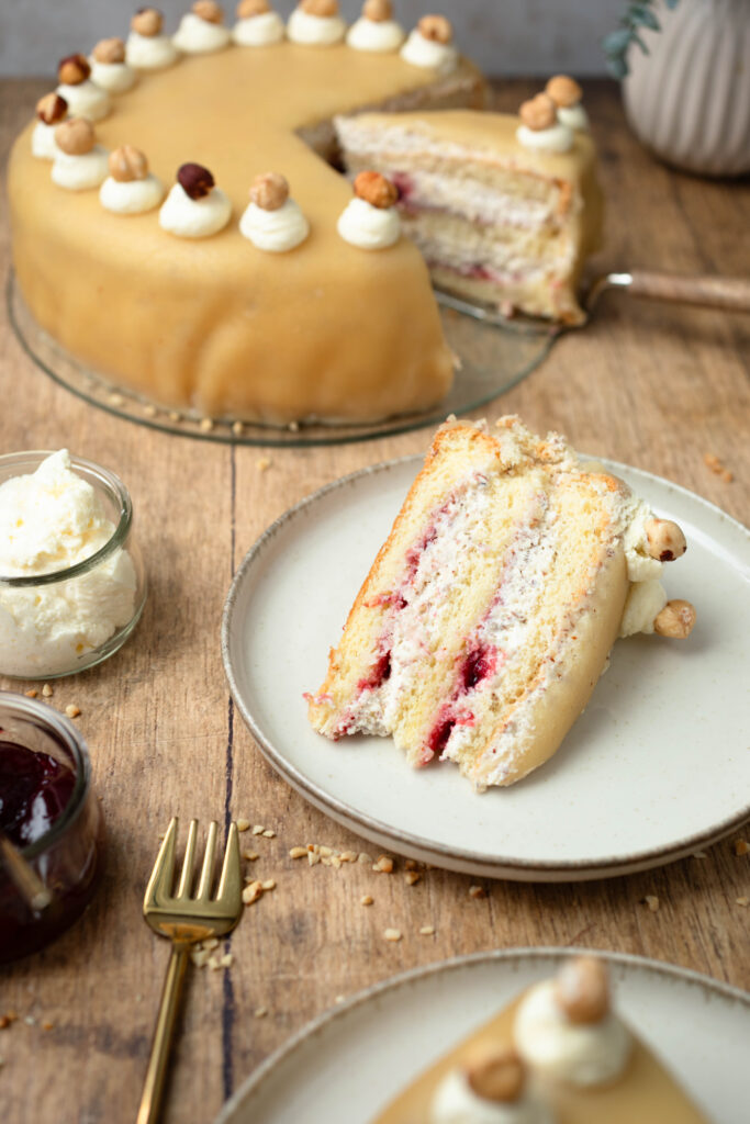 Marzipan Nuss Torte Stück