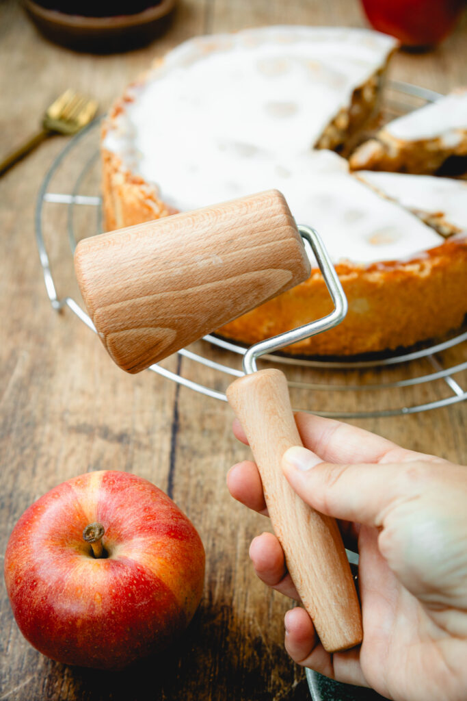 Omas gedeckter Apfelkuchen Teigroller