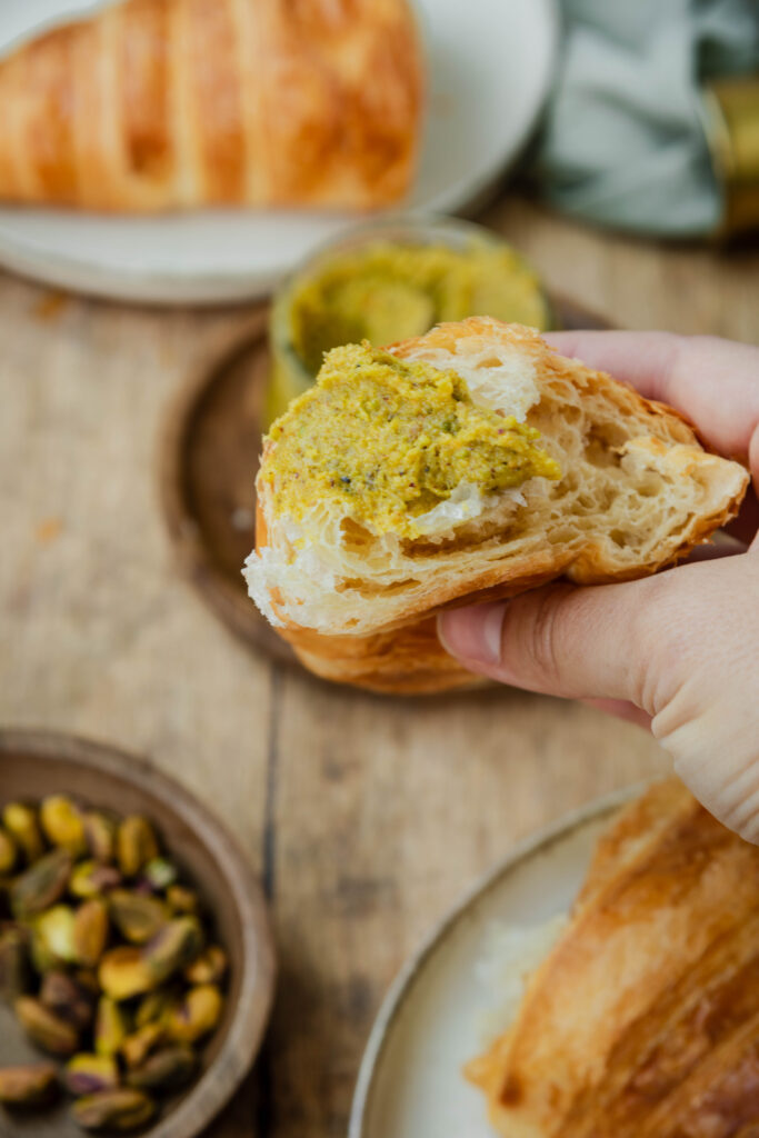 Pistaziencreme selber machen auf Croissant