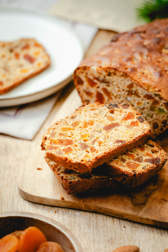 Früchtebrot auf Brett