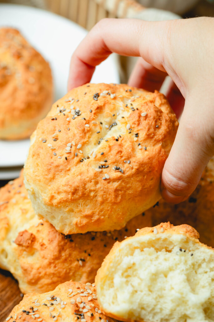 Skyr Brötchen mit Hand