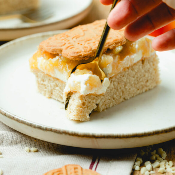 Weihnachtlicher Apfelkuchen mit Gabel